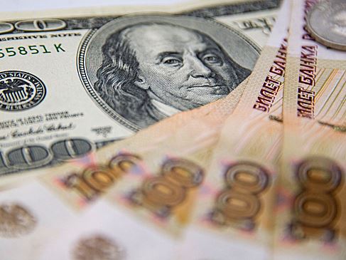 Доля «токсичных» валют на российском рынке сократилась до 62,3%
