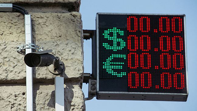 Экономист Хазанов предупредил, что не стоит спешить продавать доллары на фоне падения валюты
