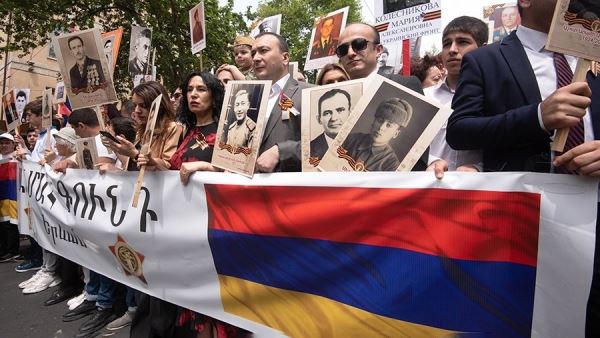 Несколько тысяч человек прошли маршем «Бессмертного полка» в Ереване