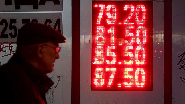 Россияне в апреле в три раза чаще обменивали доллары, чем евро