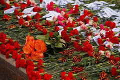 Российскому послу помешали возложить цветы на мемориальном кладбище в Варшаве