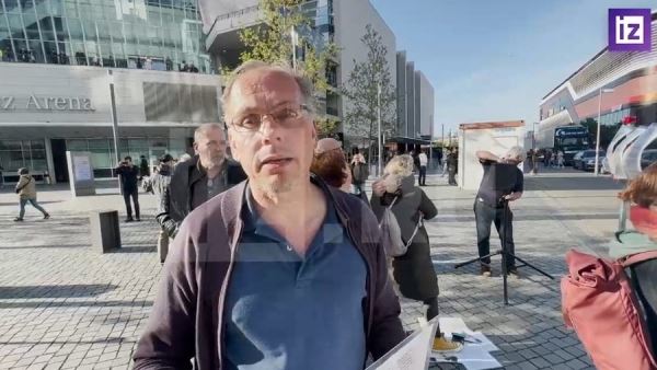 Жители Германии устроили митинг в поддержку лидера Pink Floyd